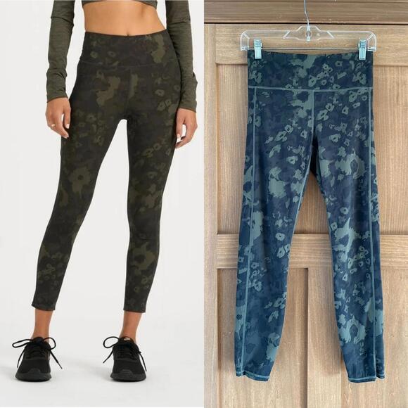 Vuori Stride 7/8 Pocket Leggings in Oregano Green Camo Women’s size Small - Picture 1 of 15